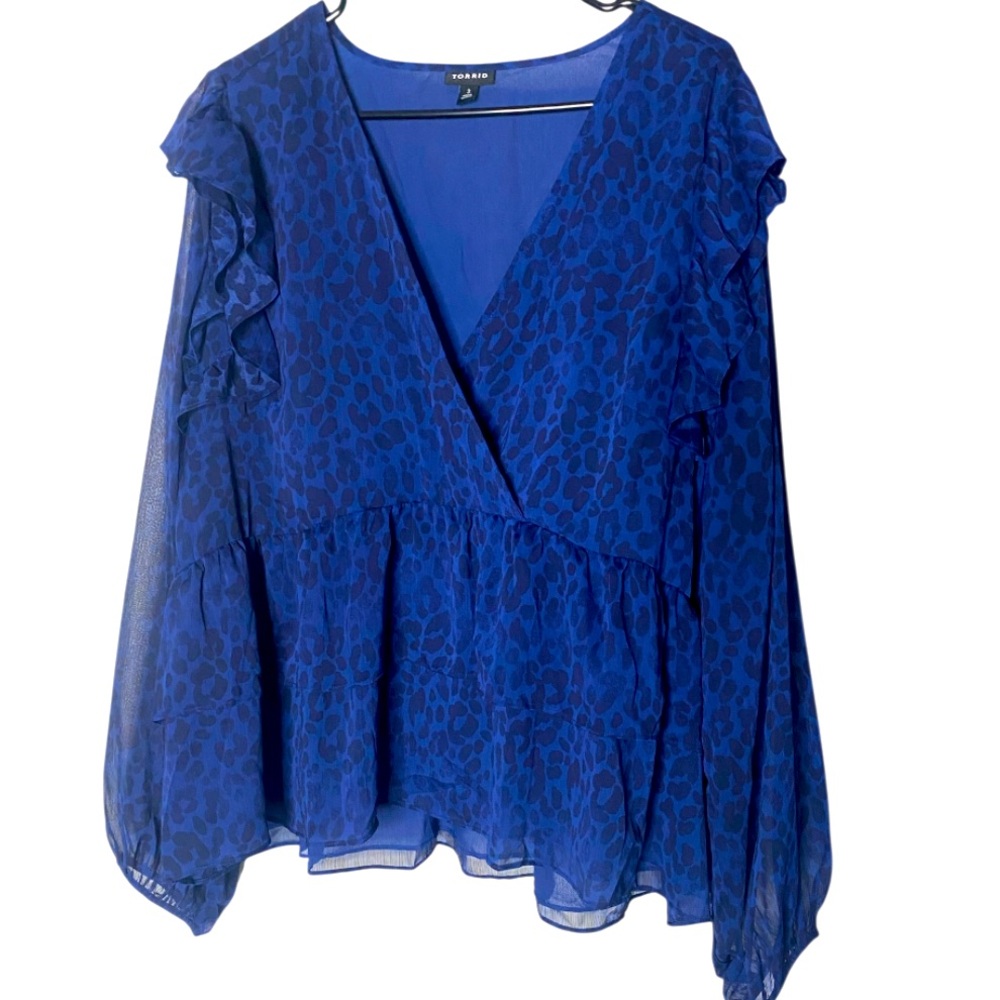 TORRID Elegant Blue Ruffled
LEOPARD PRINT plush size Blouse
Size 3